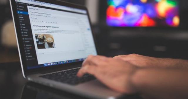 Membandingkan Teks: Mendalami Analisis Sastra